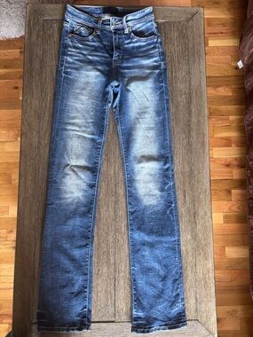 Buckle Black Women's Straight Leg Jeans in Medium Blue Wash